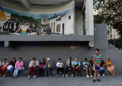 Un grupo de personas permanece en la calle después del terremoto en Caracas (Venezuela).