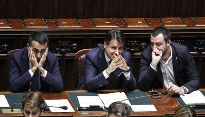El primer ministro italiano, Giuseppe Conte, flanqueado por los viceprimeros ministros, Luigi di Maio y Matteo Salvini.