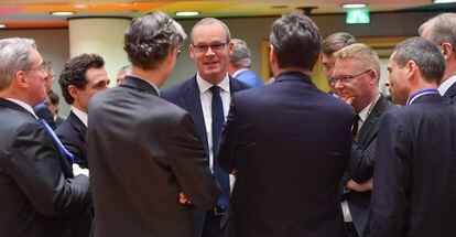 El ministro irlandés de Exteriores, Simon Coveney (centro), en la Comisión Europea en Bruselas, este martes.