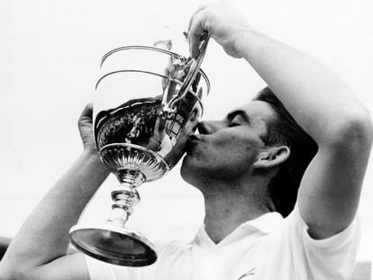 Manolo Santana besa el trofeo de ganador de Wimbledon el 1 de julio de 1966.
