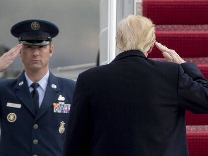 Trump antes de abordar el Air Force One en la base de Andrews.