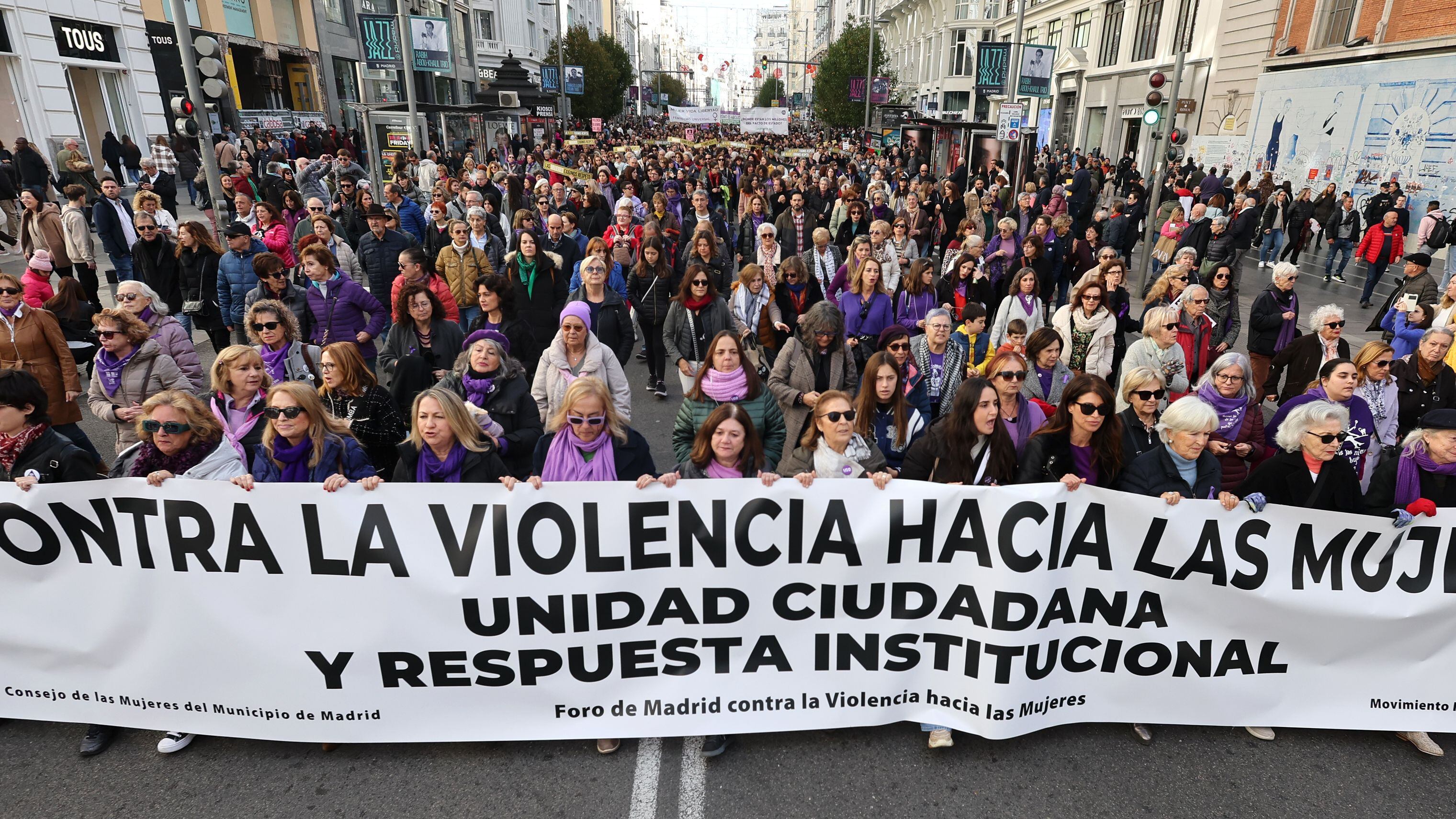 Vista de la manifestación en la calle Gran Vía de Madrid convocada por El Foro de Madrid contra la Violencia a las Mujeres.