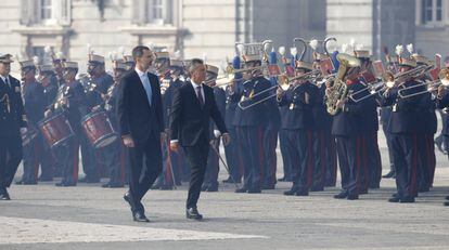El rey Felipe VI y Mauricio Macri pasan revista al batallón de honor en la solemne ceremonia de bienvenida en el Palacio Real con la que se estrena el nuevo protocolo de recibimientos oficiales para visitas de Estado.