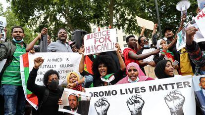 Un grupo de manifestantes protesta contra el tratamiento a la minoría oromo en Etiopía en las afueras de Downing Street, en Londres, Reino Unido, el pasado 3 de julio de 2020.