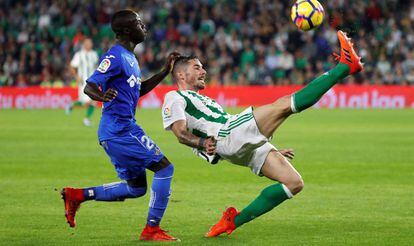 Javi García despeja ante Amath.