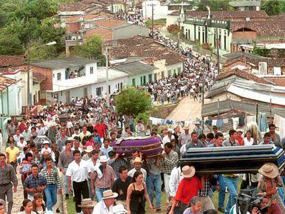 Funeral de 20 granjeros asesinados por paramilitares en 1999 en Yolombo.