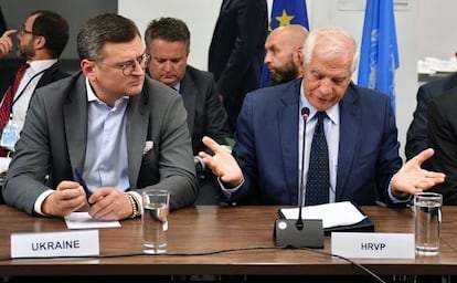 El Ministro de Asuntos Exteriores de Ucrania, Dimitro Kouleba, y el Alto Representante de Política Exterior de la UE, Josep Borrell, durante una reunión con los ministros de Asuntos Exteriores de los 27 estados miembros de la UE. 22 de septiembre de 2022