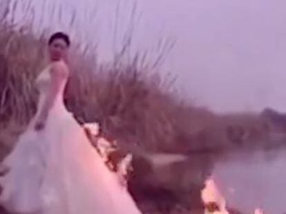 La recién casada quería una fotografía del traje en llamas para seguir una moda que consiste en destruirlo