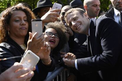 Emmanuel Macron posa junto a unas seguidoras este miércoles en París.