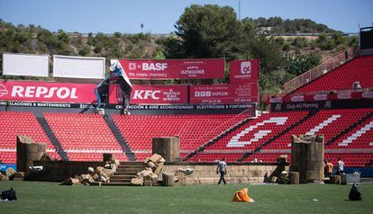 Preparativos para la ceremonia de inuguración en el estadio del Nàstic.