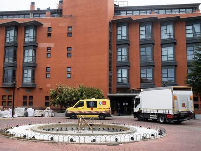 Una ambulancia el martes de la semana pasada en la puerta de la residencia Monte Hermoso de Madrid.