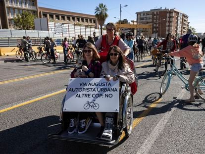 Los voluntarios de la entidad 'En bici sin edad' se han apuntado a la protesta para defender el carril bici de la Via Augusta de Barcelona.