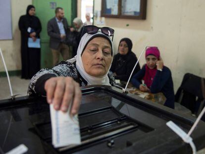 Uma mulher deposita seu voto durante a primeira jornada das eleições presidenciais no Cairo (Egito) hoje, 26 de março de 2018. EFE/ Mohamed Hossam