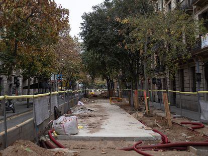 Obras de la Superilla del Eixample de Barcelona para convertir la calle de Consell de Cent en un "eje verde" sin tráfico, el proyecto estrella de Ada Colau, el 8 de diciembre.