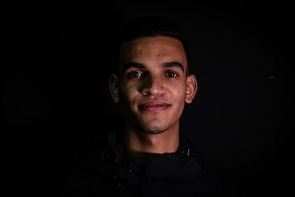 Mohammed Yassine Fartan, 19 años, Castillejos, Marruecos.
Estudiante de microinformática y reutilización en Asociación Cultural La Kalle.
Edad de llegada a España: 15 años.
Centro de Menores Castillo de las Guardas (Sevilla) y Centro de Primera Acogida de Hortaleza (Madrid).
No ha recibido ninguna paga en ningún centro de menores de España.