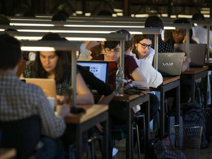 Estudiantes en la biblioteca de la Universidad de Barcelona.