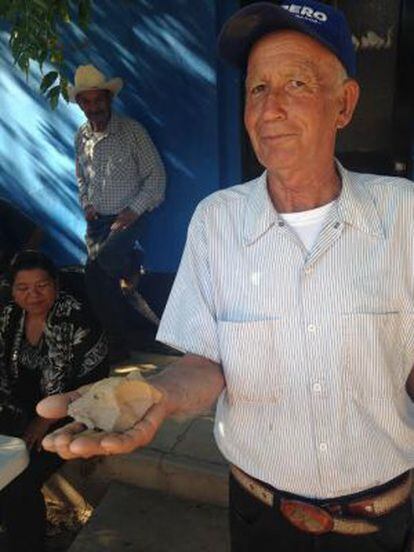 Un habitante de Aconchi muestra una roca con residuos tóxicos