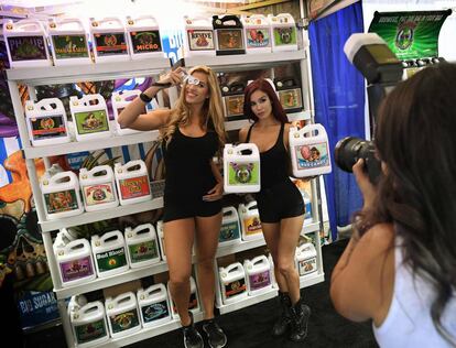 Un puesto de fertilizantes hechos con marihuana en el Cannabis World Congress en Los Ángeles.