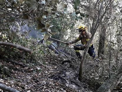 Un bombero trabaja en el incendio de Capellades.