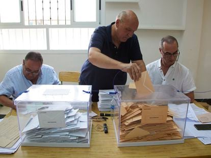 Una mesa electoral comienza a contabilizar los votos de las elecciones generales del 23 de julio.