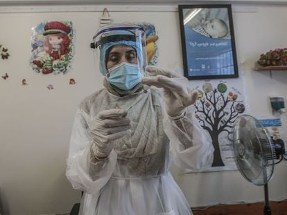 Una sanitaria palestina prepara una vacuna contra la polio en 2020.