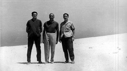 Joaquín Satrústegui, Fernando Álvarez de Miranda y Jaime Miralles, en Fuerteventura tras regresar de Múnich en 1962.