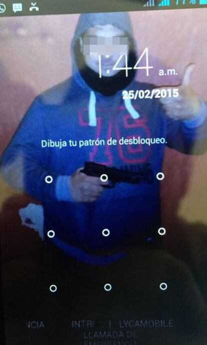 Imagen de El rulo, pistola en mano, en uno de los móviles robados.