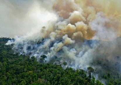 En una imagen de archivo de agosto 2020, una vista aérea del incendio en un área protegida del Amazonas, en el Estado de Pará, Brazil.