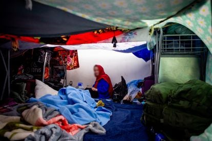 Una mujer afgana en uno de los improvisados campamentos en los pasillos del Aeropuerto Internacional de São Paulo-Guarulhos.