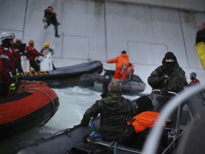 Activistas de Greepeace intentaron asaltar la plataforma petrol&iacute;fera Prirazlomnaya de Gazprom en &Aacute;rtico.