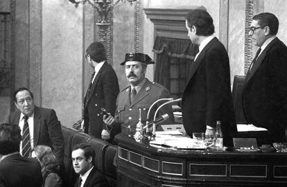 Los congresistas observan con inquietud al teniente coronel Antonio Tejero, en el centro de la imagen.