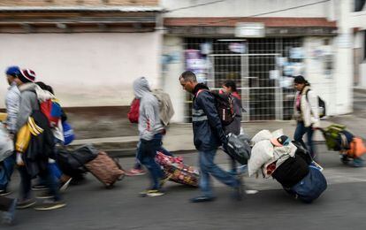 Migrantes venezolanos que se dirigen hacia Perú en las calles de Tulcán (Ecuador), tras cruzar la frontera con Colombia.