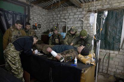 Médicos militares atienden a un soldado ucranio herido en un hospital de campaña cerca de Bajmut, en la provincia de Donetsk, este sábado.