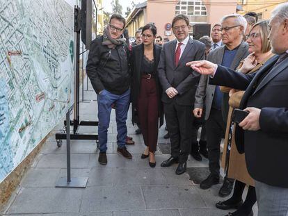 El presidente Ximo Puig, con el alcalde de Valencia, Joan Ribó, la consejera María José Salvador, y los ediles (al fondo izquierda) Giuseppe Grezzi y Sandra Gómez, frente al plano de la Línea 10 del Metro. 