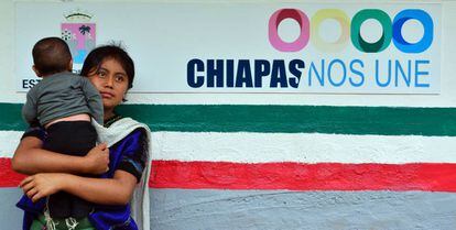 Una madre con su hijo en el centro de salud de Majupepentic, en el municipio de Chenalhó (estado de Chiapas, México).