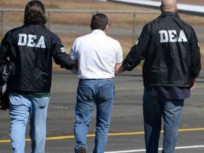 Agentes de la DEA escoltan a un detenido.