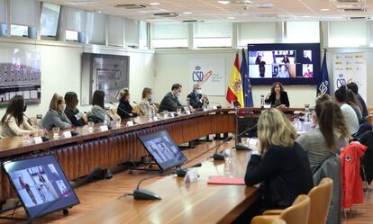 La presidenta del Consejo Superior de Deportes se ha reunido con las capitanas de los equipos de la Primera División de fútbol femenino. Recientemente, se ha referido a impulsar la “profesionalización del fútbol femenino” en España.