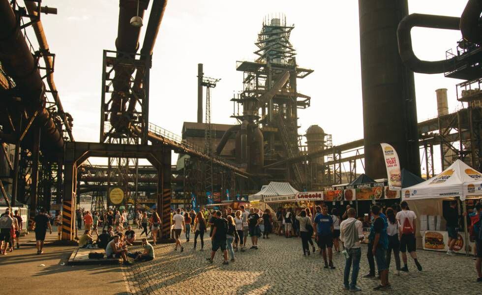 El festival Colours of Ostrava se celebra en el complejo industrial de hierro y acero de Vítkovice, distrito de la ciudad de Ostrava, en la República Checa.