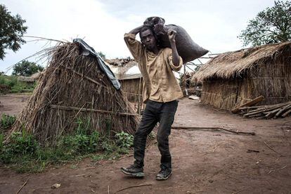 <p>A pesar de algunos intentos de diálogo entre pigmeos y bantúes, el conflicto sigue en marcha. "La particularidad de este contexto es que formalmente aquí no hay campos de refugiados reconocidos como tales", asegura la coordinadora de Médicos sin Fronteras (MSF) desde el terreno, Susana Borges.</p> <p>En la imagen, un hombre congoleño en un campamento improvisado para personas desplazadas el 21 de marzo de 2018 en Kabutunga (República Democrática del Congo).</p>