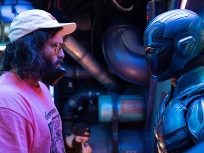 El director de 'Blue Beetle', Ángel Manuel Soto, en el plató de la película.