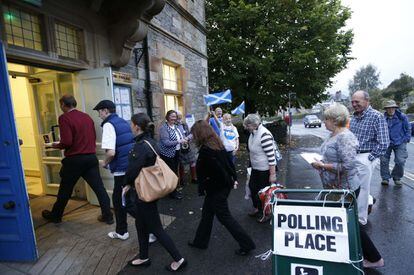 Votantes a la entrada de un colegio electoral en Pitlochry