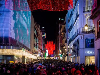 Una calle del centro de Madrid, durante el Black Friday y después del encendido de las luces navideñas, el 26 de noviembre.