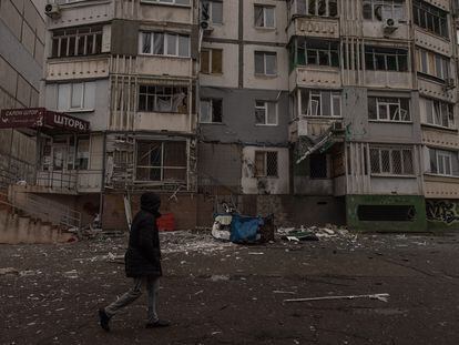Un hombre pasa junto a un edificio residencial dañado tras un reciente ataque ruso en Jersón, al sur de Ucrania, el sábado. En vídeo, las imágenes más destacadas del día 276 de guerra.