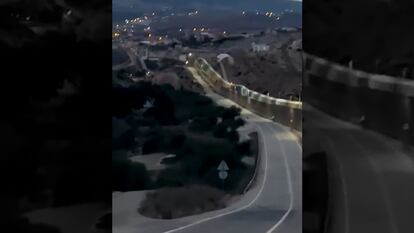 Captura del vídeo en el que se ve a un parapentista sobrevolar la valla y la carretera de circunvalación de Melilla, este jueves.