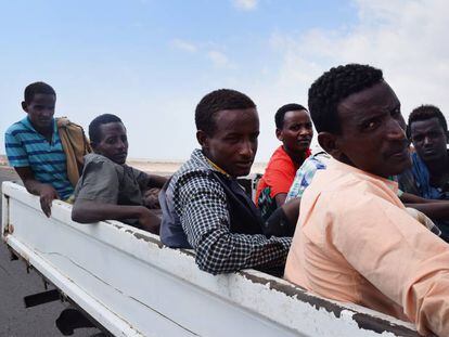 Migrantes que cruzaron el mar hac&iacute;a Yemen, despu&eacute;s de ser detenidos en las afueras de Ad&eacute;n por las fuerzas leales al presidente Abedrabbo Mansour Hadi, en 2015. 