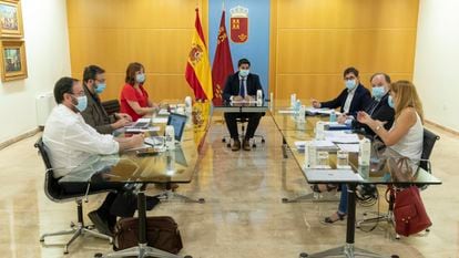 El jefe del Ejecutivo murciano, Fernando López Miras, ha presidido esta mañana en el palacio de San Esteban la reunión del comité de seguimiento covid-19.