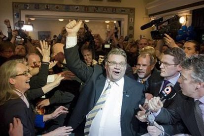 Timo Soini, líder de los Auténticos Finlandeses, muestra su alegría ante el éxito de su partido el 17 de abril de 2011.