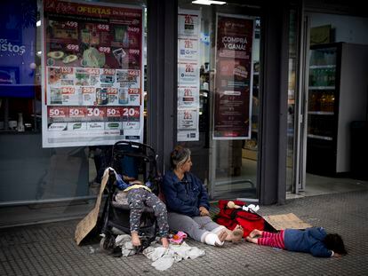 Una familia sin hogar a la puerta de un supermercado en Buenos Aires el pasado noviembre.