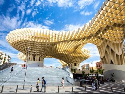 Vista del proyecto Metropol Parasol, conocido como las Setas de Sevilla, proyectado por el arquitecto J&uuml;rgen Mayer en la plaza de la Encarnaci&oacute;n.  