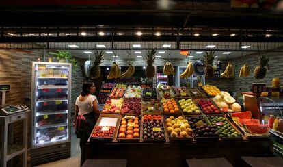 Vista de un puesto de frutas en un mercado de Buenos Aires.